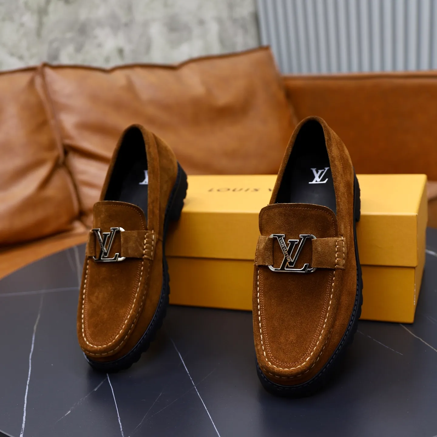 Ex-factory price: 600💰Louis Vuitton LV men's classic Oxford shoes, men's business formal boutique leather shoes, classic style, almond kernel exquisite toe, ultimate art, the whole shoe is made of imported cow leather (open edge beads), carefully selected, fine pores, excellent gloss, soft texture, strong toughness, durable and not easy to deform, apricot fetal cowhide leather lining, soft and comfortable, sweat-absorbent and breathable. Foam outsole, original box and dust bag packaging! Size: 38–44 (45/46 customized)